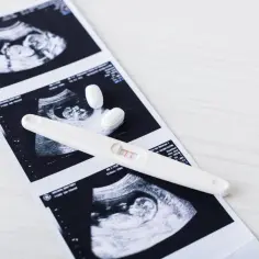 USG, test ciążowy i tabletki. Czasem ciąża bez objawów zaskakuje.