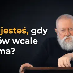 Starszy mężczyzna z siwą brodą, jakby z innej epoki, zastanawia się, kim jesteś, gdy lajków wcale nie ma.