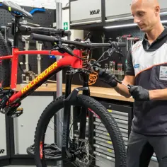 Mechanik w Decathlonie reguluje rower. Sprawdź decathlon serwis rowerowy cennik, by dowiedzieć się o kosztach napraw.