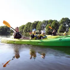 Spływ kajakowy Reda - najlepsze trasy, ceny i porady dla początkujących