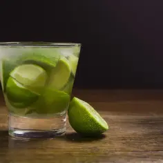 Orzeźwiający drink z limonkami i lodem, idealny na gorące dni. Może to być nawet tequila bum bum!
