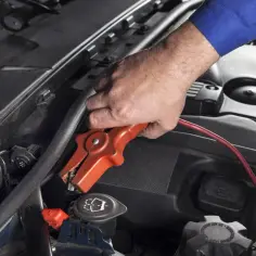 Jak podłączyć kable rozruchowe i uratować auto z rozładowanym akumulatorem
