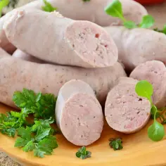 Gotowy przepis na białą kiełbasę na 5 kg. Pyszne, domowe wędliny z ziołami.