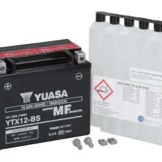 Akumulator Yuasa YTX12-BS 12V 10Ah, idealny jako jaki akumulator do quada 250. Obok butelki z elektrolitem.