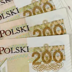 Polskie banknoty 200 zł. Zastanawiasz się, ile wynosi świadczenie pielęgnacyjne?