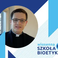 Mężczyzna w sutannie i okularach, mówiący o tym, co to jest etyka, na tle grafiki "Wiosenna Szkoła Bioetyki".