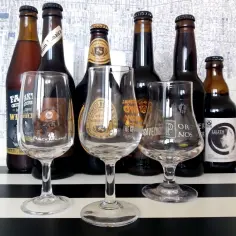 Butelki piwa i kieliszki. Dowiedz się, jak dobrać odpowiednie szkło do piwa typu weizen, a do IPA, by w pełni docenić ich smak.