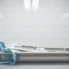 Jaki wenflon do kolczyka w uchu, aby uniknąć bólu i podrażnień?