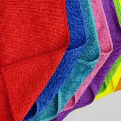 Kolorowe ściereczki z mikrofibry ułożone w wachlarz. Różna gramatura materiału wyjaśnia, dlaczego profesjonalne firmy sprzątające używają ściereczek z mikrofibry o różnej wadze.