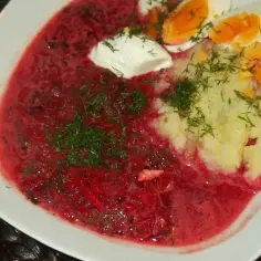 Zupa z botwiny z ziemniakami, podana z kleksem śmietany, posypana koperkiem i jajkiem na twardo. Pyszne danie na chłodne dni.