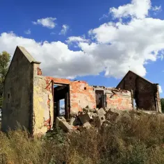 Ruiny starego domu, gdzie kiedyś toczyło się życie, teraz świadczą o upływie czasu. Może to historia o zasiedzeniu w dobrej wierze?