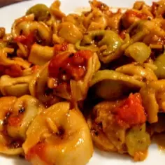 Z czym podawać tortellini z serem, aby zachwycić gości?