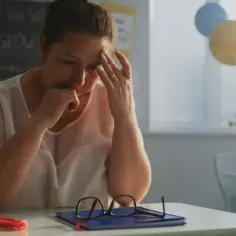Zmęczona nauczycielka w klasie, zastanawia się, ile L4 na wypalenie zawodowe.