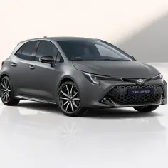 Szara Toyota Corolla Hybrid 2017 z przyciemnianymi szybami i felgami.