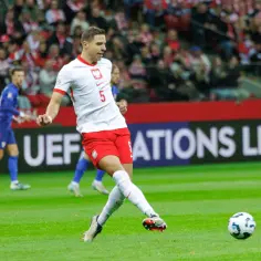 Zaskakujące zarobki Jana Bednarka – ile naprawdę zarabia piłkarz?