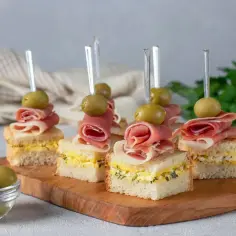 Mini kanapeczki z szynką, jajkiem i oliwkami – idealne, tanie przekąski na imprezę.
