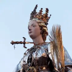 Posąg św. Łucji, patronki, w koronie i z mieczem przeszywającym jej szyję, symbolizującym męczeństwo.