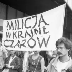 Ludzie na demonstracji niosą transparent "Milicja w krainie czarów". To pomarańczowa alternatywa dla szarej rzeczywistości.
