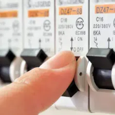 Quel disjoncteur pour clim 3500w : évitez les erreurs coûteuses