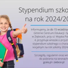 Uśmiechnięta dziewczynka z plecakiem i teczką, która cieszy się, kiedy dostaje stypendium w szkole podstawowej. Informacja o naborze wniosków.