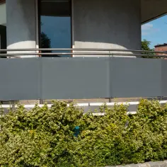 Jaka osłona na balkon zapewni prywatność i ochronę przed deszczem?