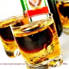 Dwa kieliszki z drinkiem Jägermeister Red Bull, gotowe do wypicia.