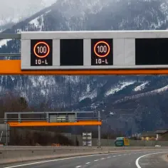 Znaki na autostradzie pokazują limit 100 km/h. "IG-L" może oznaczać, co oznacza l na tirze, czyli limit dla pojazdów ciężarowych.