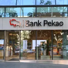 Elegancka fasada Banku Pekao z widocznym logo i wejściem do placówki.