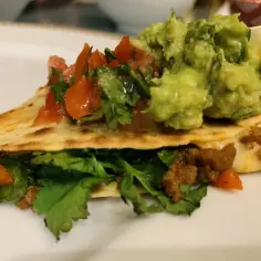 Pyszne fajitas: tortilla z mięsem, warzywami, guacamole i pomidorami. Idealne na szybki posiłek.