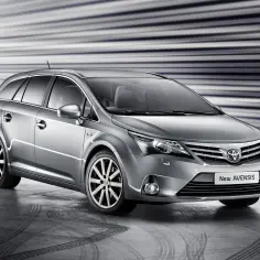 Srebrny Toyota Avensis T27 1.8 benzyna, kombi, na tle linii.