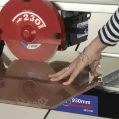 Cięcie płytek piłą tarczową DEDRA 230mm. Wiele pozytywnych dedra opinie potwierdza jej skuteczność.