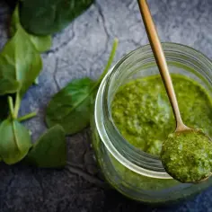 Pesto: Jak jeść? 15+ kreatywnych sposobów (nie tylko makaron!)
