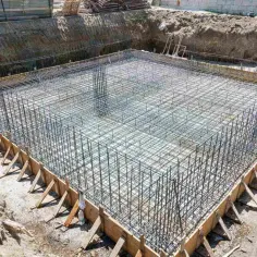 Fundament zbrojony pod budowę. Duża ilość stali budowlanej, której cena wpływa na koszty inwestycji.