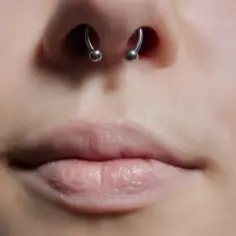 Septum jaki kolczyk na początek – wybierz najlepszy materiał i rozmiar