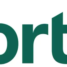 Zielony napis "fortum" na białym tle. Firma dostarcza energię, a jej logo przypomina symbol nieskończoności, jakby płynął w niej pomarańczowy prąd.