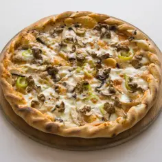 Apetyczna pizza z pieczarkami, mięsem i papryką. Czy to pizza rosso?