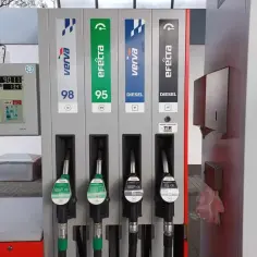 Stacja paliw z dystrybutorami: Verve 98, Efecta 95 (benzyna czy diesel?), Verve Diesel, Efecta Diesel.