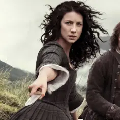 Claire i Jamie w dzikich górach, gotowi na wyzwania **outlander sezon 7**.