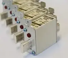 Jaką rolę w domowej instalacji elektrycznej odgrywa bezpiecznik i jak uniknąć awarii?