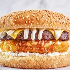Pyszny burger drwala przepis: soczysty kotlet, ser, chrupiąca panierka i ser biały w sezamowej bułce.