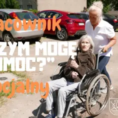 Pracownik socjalny pcha starszą kobietę na wózku inwalidzkim. Napis: "W czym mogę pomóc?".