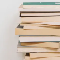 Stos książek, idealnych do poznawania lektur klasa 6. Różne okładki i grubości, gotowe do odkrycia.