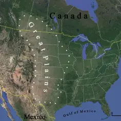 Mapa USA i Kanady z zaznaczoną długością granicy. Widoczne Wielkie Równiny, Pacyfik i Atlantyk.
