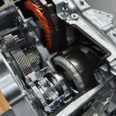 Przekładnia hybrydowa Toyota z widocznymi zębatkami i elementami silnika elektrycznego.
