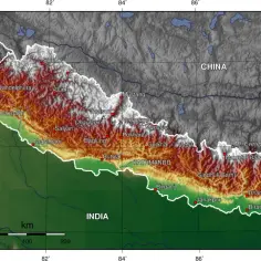 Mapa topograficzna Nepalu z zaznaczonymi miastami, górami (w tym Mount Everest) i granicami z Chinami, Indiami i Bhutanem. Teren graniczy z Nepalem.
