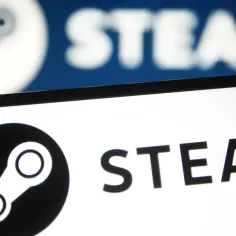Awaria Steam. Logo platformy Steam na ekranie, w tle rozmyty napis.
