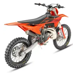Pomarańczowy motocykl KTM SX 85, gotowy do wyścigów. Zastanawiasz się, ktm sx 85 ile koni mocy generuje?