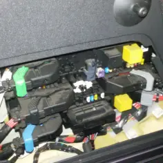 Opel Zafira B: Gdzie są bezpieczniki? Lokalizacja i wymiana krok po kroku