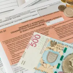 Złożony PIT-37, polskie banknoty i monety. Dokumenty podatkowe sugerują, że można uzyskać ulga podatkowa.