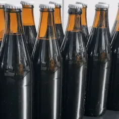 Ile może stać piwo w butelce? Sprawdź, co wpływa na jego świeżość